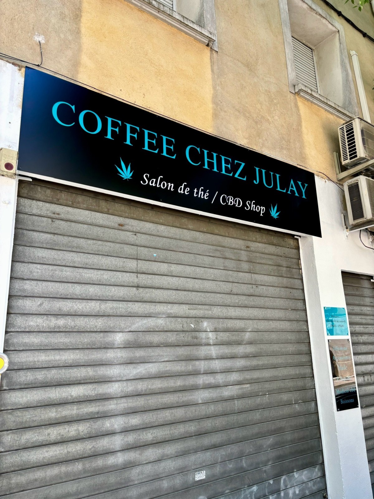 Quelle entreprise de signalétique spécialisée en enseigne lumineuse LED contacté pour un restaurant à proximité de Marseille 11 ?