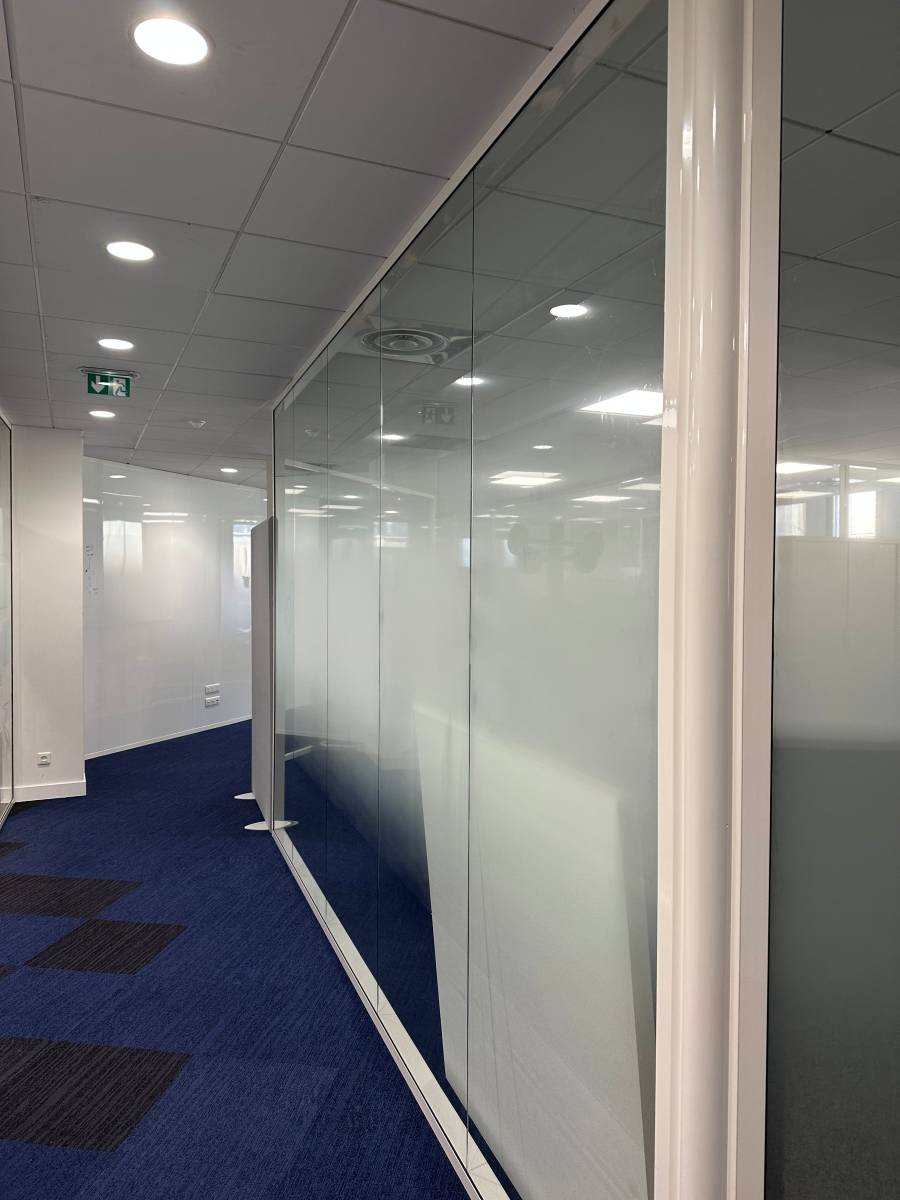 Vitrophanie à motif pour bureaux SNCF à Marseille : une solution esthétique et fonctionnelle