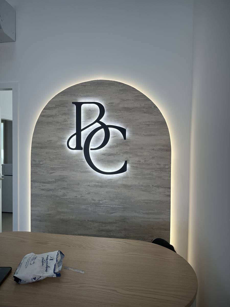 Logo lumineux PVC en rétro-éclairage pour un institut de beauté à La Penne-sur-Huveaune proche de Marseille