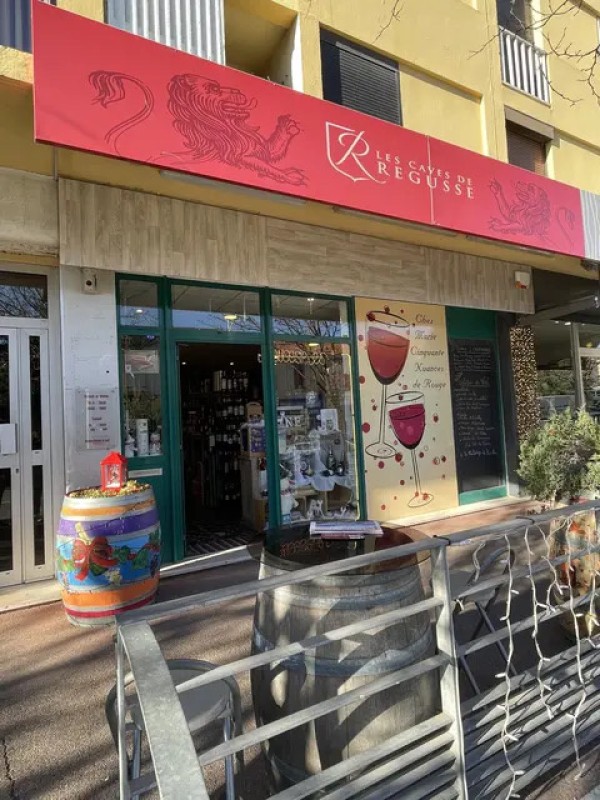 Réhabilitez votre enseigne avec un adhésif personnalisé près d’Auriol et dans les Bouches-du-Rhône