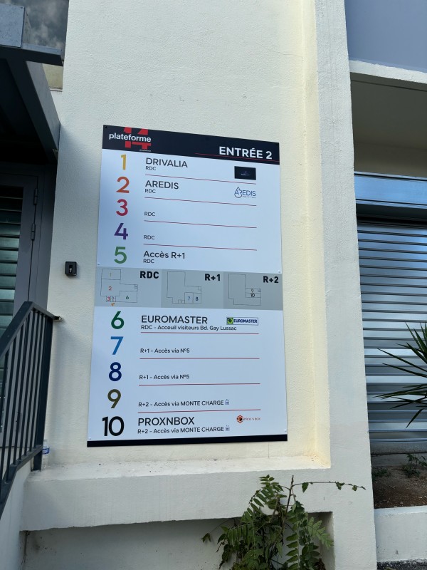 Panneaux de signalétique directionnelle à Toulon et ses environs
