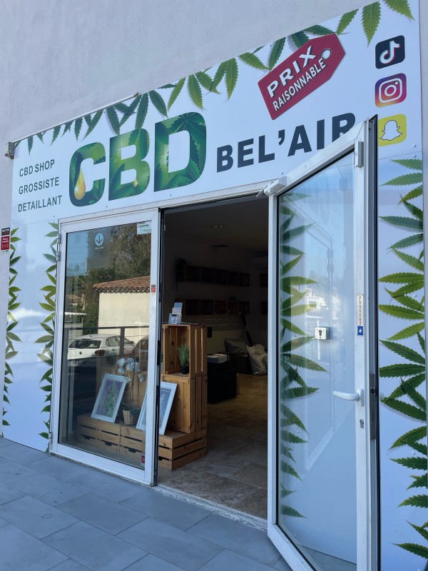 Enseigne de magasin à Marseille