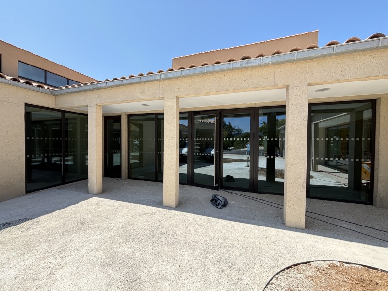 Fabrication et pose de bandes adhésives PMR en vitrophanie Bouches-du-Rhône et Var 