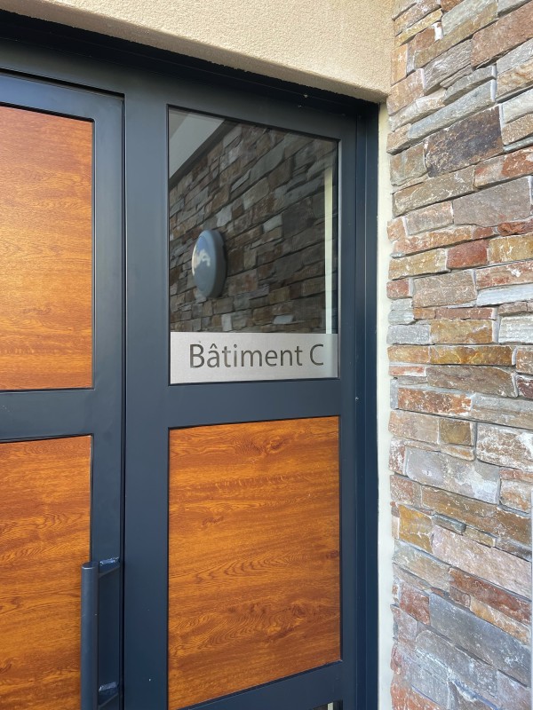 Fabrication et pose de signalétique pour immeuble et copropriété dans les Bouches-du-Rhône