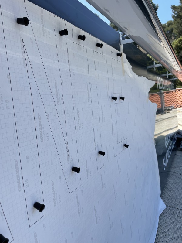 Fabriquant d’enseigne non lumineuse en lettres PVC sur entretoise à Marseille 