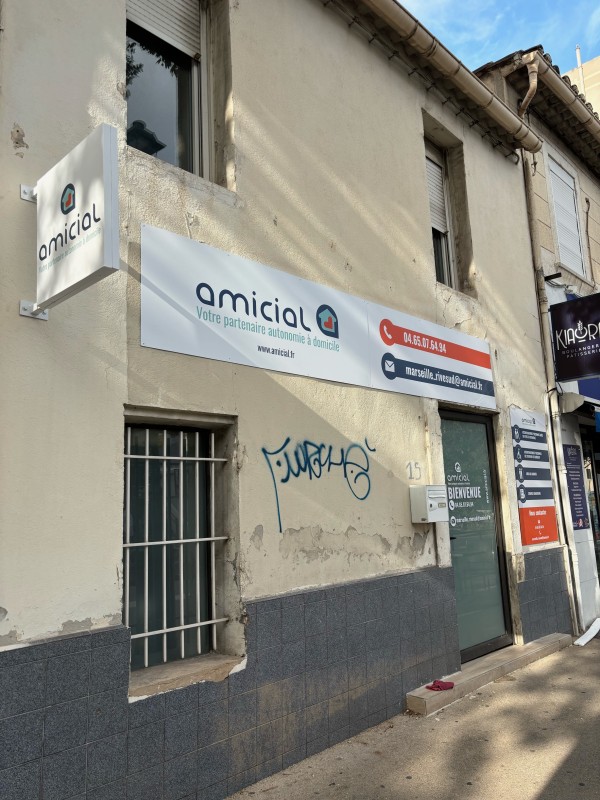 Fabrication et installation d’enseignes pour agences d’aide à domicile – De La Ciotat à La Seyne-sur-Mer