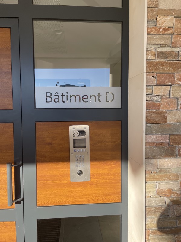 Fabrication et pose de signalétique pour immeuble et copropriété dans les Bouches-du-Rhône