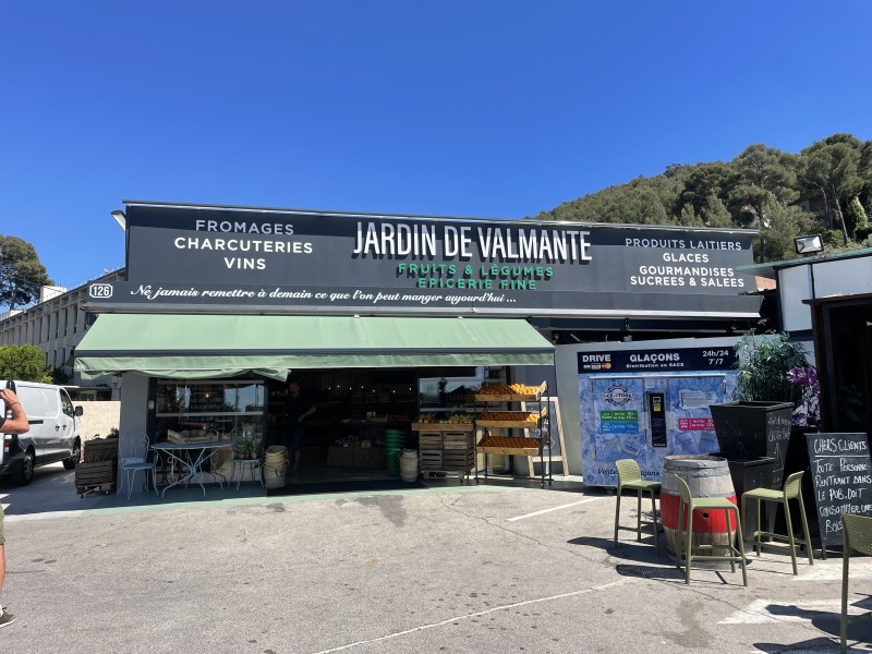 Fabriquant d’enseigne non lumineuse en lettres PVC sur entretoise à Marseille 