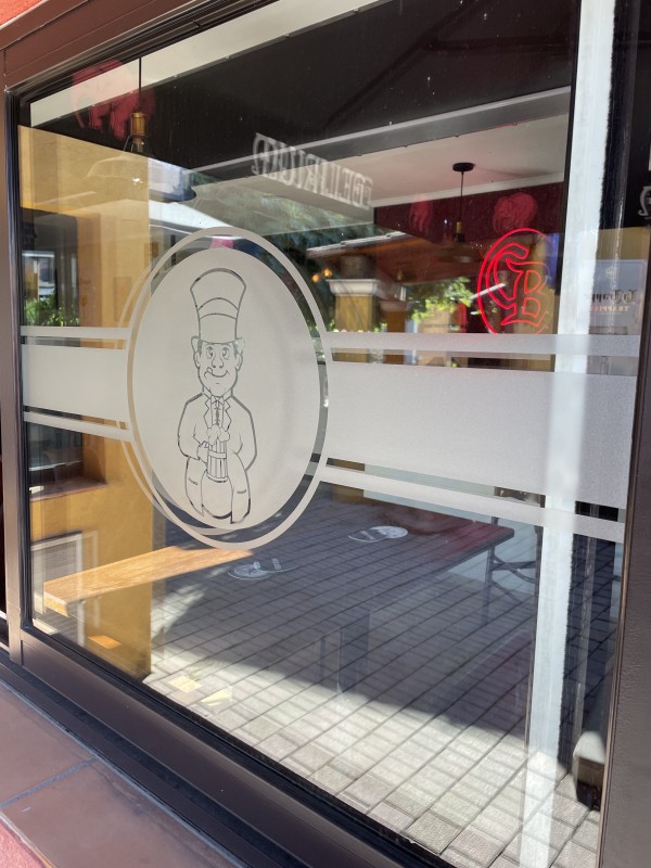 Habillage décoratif pour vitre en film adhésif dépoli pour restaurant ou salon de coiffure à la Ciotat