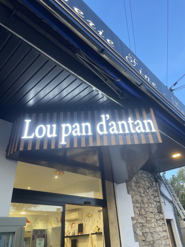 Pose d’une enseigne lumineuse sur mesure en lettres blocled et rénovation d’une enseigne existante à Salon de Provence