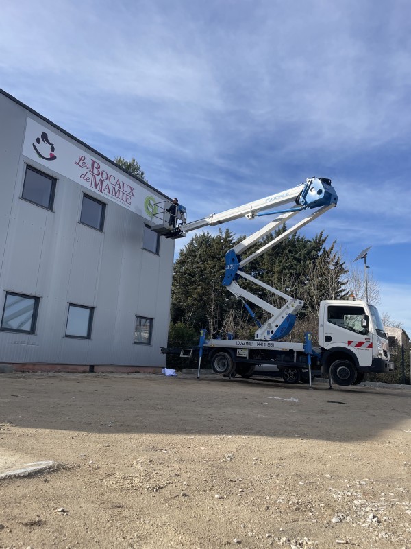 Réhabilitez votre enseigne avec un adhésif personnalisé près d’Auriol et dans les Bouches-du-Rhône