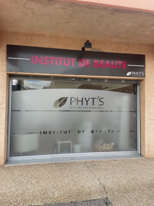 
Pose de films occultants anti-regard dépoli pour salons d’esthétique, commerces et professionnels de santé à Auriol, Aubagne, La Destrousse et dans tout le département des Bouches-du-Rhône