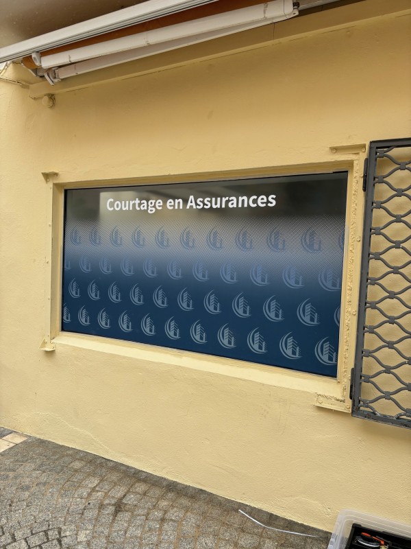 Pose de film anti vis-à-vis dépoli et film solaire pour vitrages pour bureaux, restaurants, hôtels, pharmacies et commerces dans les Bouches-du-Rhône – La Ciotat, Gémenos, Aubagne, Aix-en-Provence 