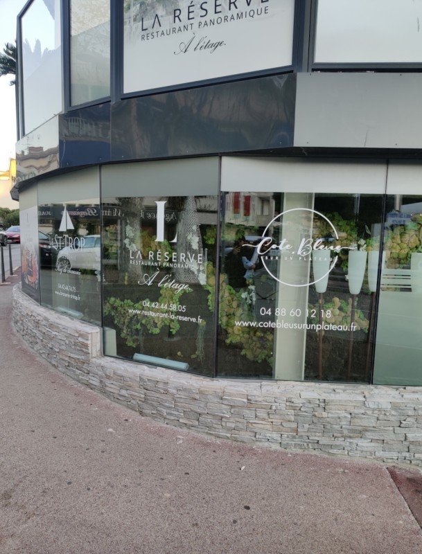 Pose de stickers adhésifs personnalisés pour vitrines (horaires, logos, promotions) pour boutiques, commerces et entreprises – Marseille, Aix-en-Provence, La Ciotat, Toulon, Cassis et les environs