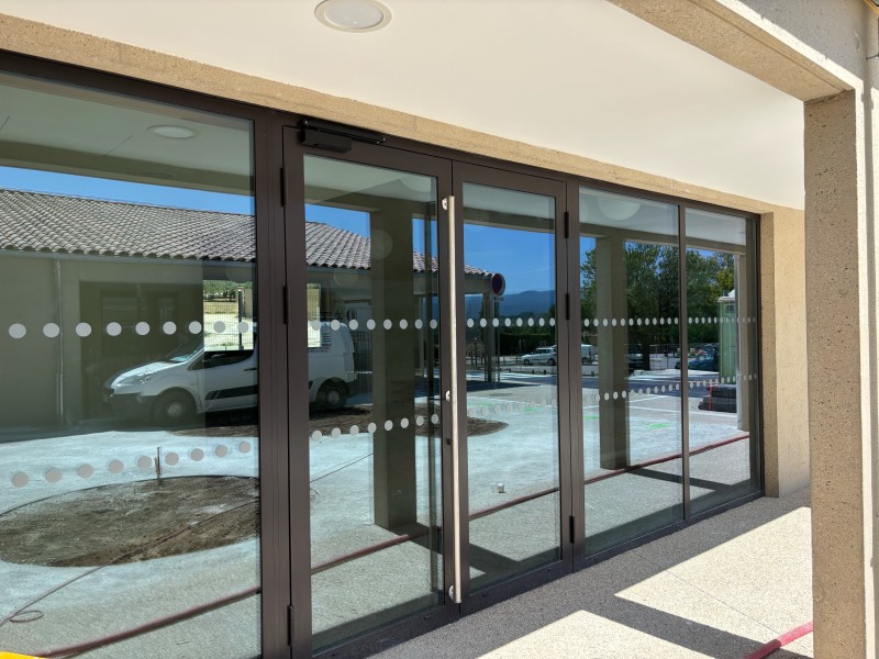 Fabrication et pose de bandes adhésives PMR en vitrophanie Bouches-du-Rhône et Var 