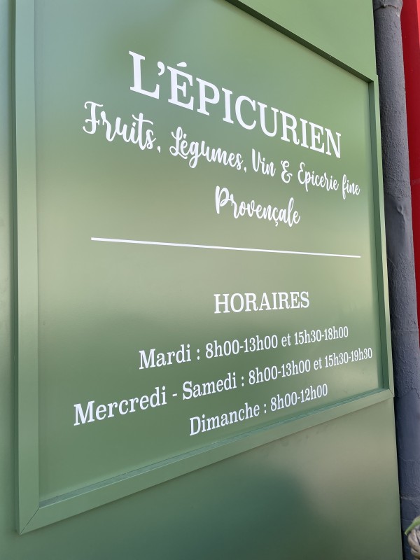 Pose de stickers horaires, numéro de téléphone et informations pour boutiques et commerces à La Ciotat (fleuristes, restaurants, prêt-à-porter, coiffeurs, salons d’esthétique)