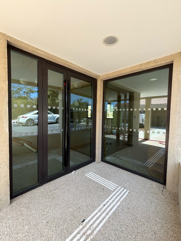 Fabrication et pose de bandes adhésives PMR en vitrophanie Bouches-du-Rhône et Var 