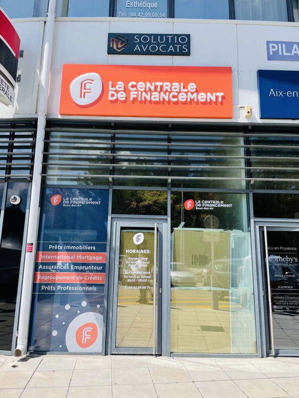 Fabricant poseur d’enseignes lumineuses et pose d’adhésifs vitrines à Allauch, Marseille, Aubagne.

