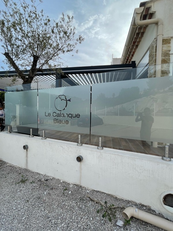 Pose de film occultant adhésif dépoli pour commerces, cliniques, restaurants, centres de radiologie, bureaux d’avocats et particuliers à Marseille, Aix-en-Provence et dans les Bouches-du-Rhône