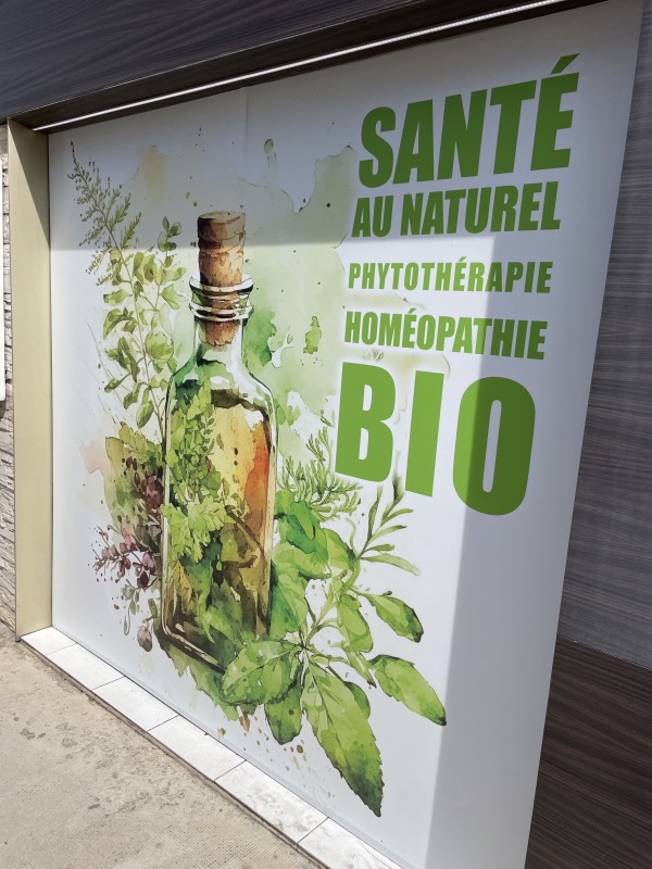 Fabrication et pose d’adhésifs vitrines pour pharmacies à Aubagne