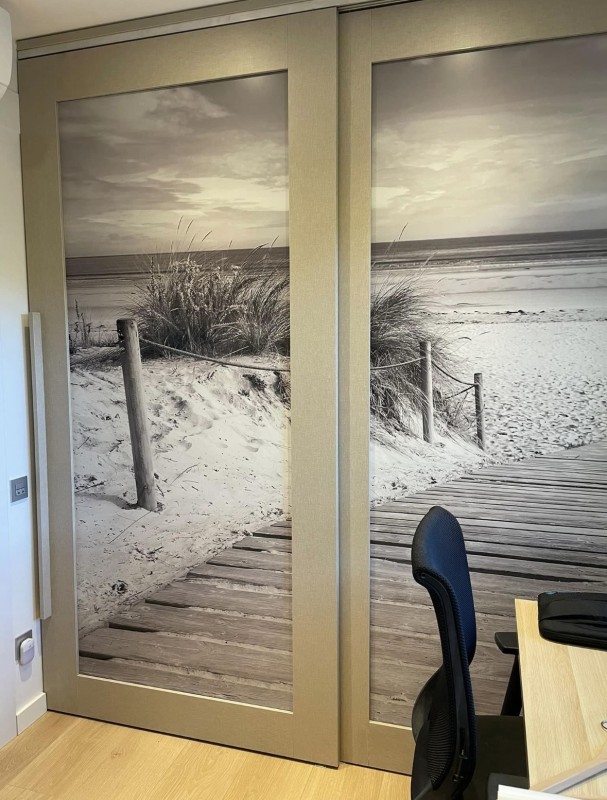 Création et pose de stickers adhésifs pour armoire vitrée à Aix-en-Provence