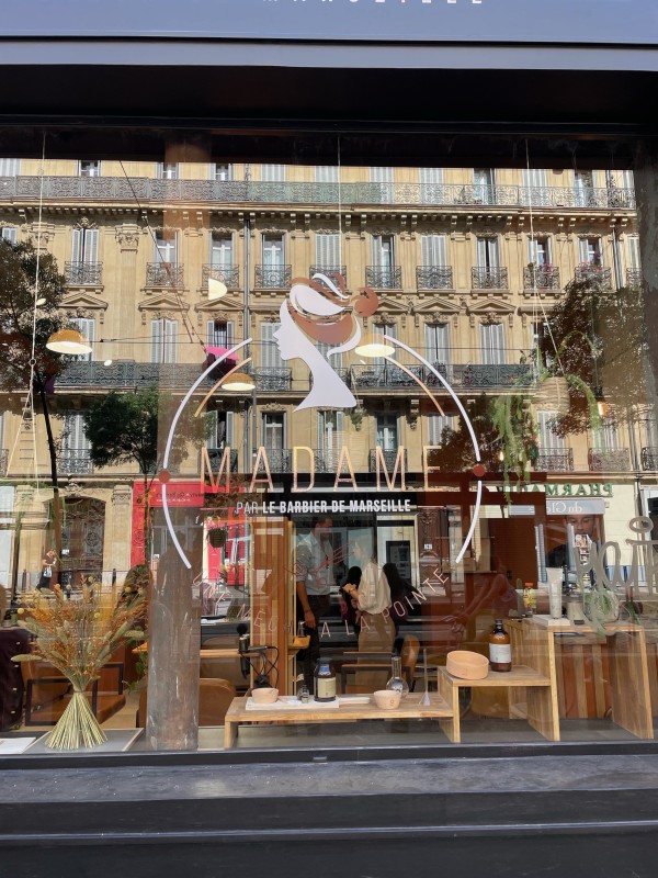 Stickers et adhésifs sur vitre pour boutiques et locaux à La Ciotat