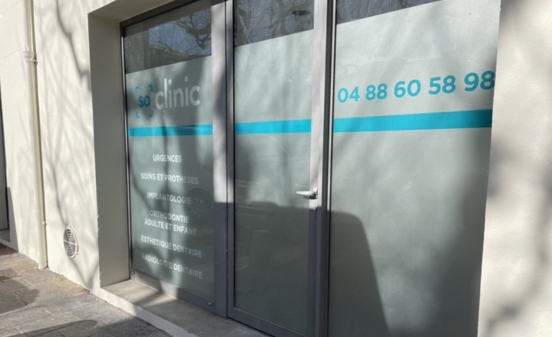 Pose de film occultant adhésif dépoli pour commerces, cliniques, restaurants, centres de radiologie, bureaux d’avocats et particuliers à Marseille, Aix-en-Provence et dans les Bouches-du-Rhône