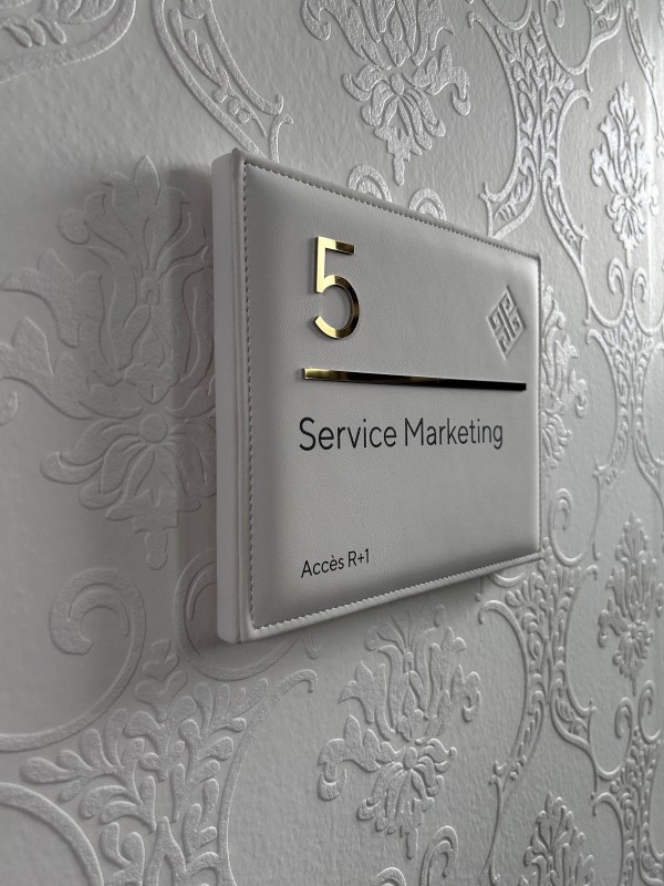 Plaques signalétiques élégantes pour hôtels et restaurants - Bouches-du-Rhône, Nice, Cannes, Saint-Tropez