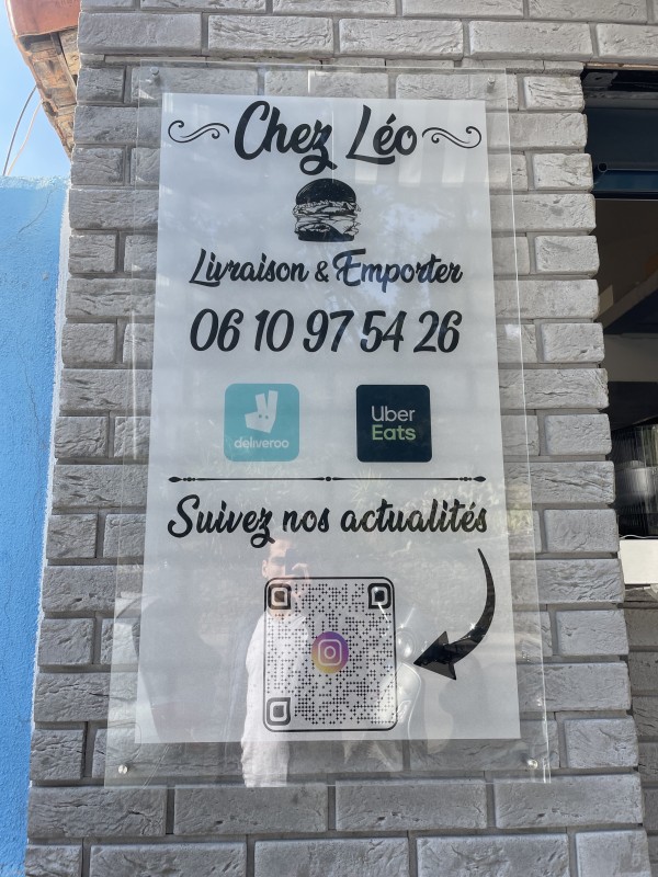 Fabrication et pose de plexiglas avec texte adhésif personnalisé à Cassis