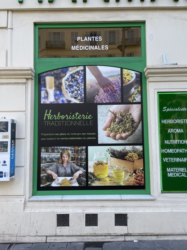 Fabrication et pose d’adhésifs vitrines pour pharmacies à Aubagne