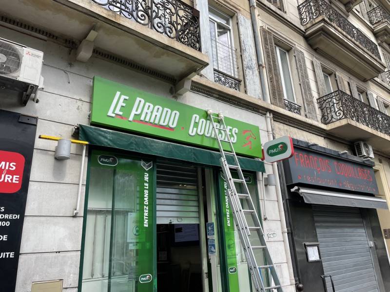 Découvrez nos tarifs pour un panneau plat en Dibond ou Alu sur Aubagne, près de Marseille.