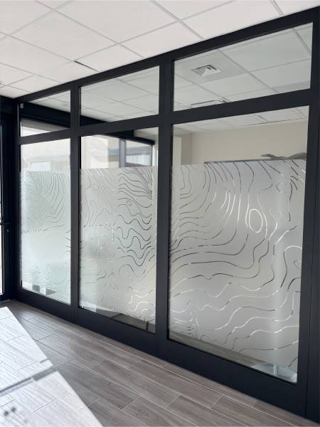 Installation de Films Adhésifs Décoratifs et de Confidentialité sur Vitrage pour une banque - Bouches-du-Rhône, Var, PACA