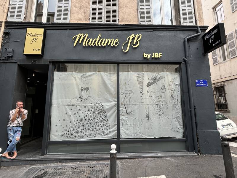 Enseigne en lettres PVC et Dibond or brossé pour magasin de prêt-à-porter à Marseille et dans les Bouches-du-Rhône