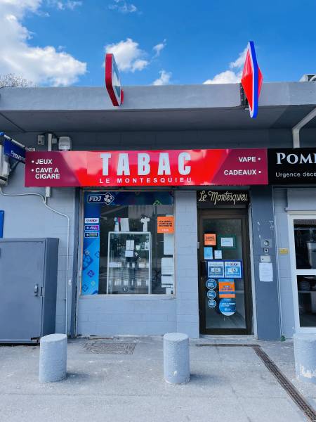 Nettoyage devanture commerciale et enseigne de magasin et boutique