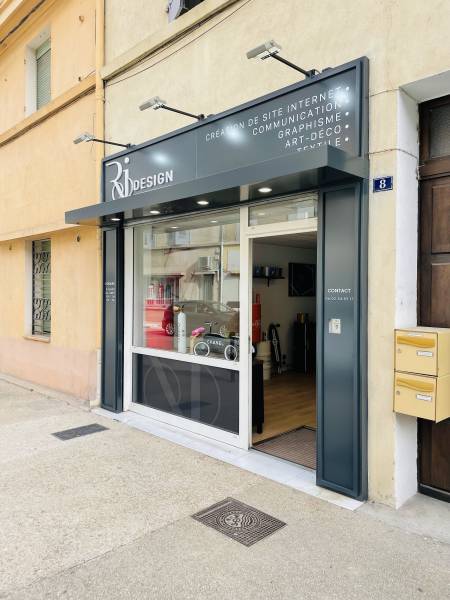 Nettoyage devanture commerciale et enseigne de magasin et boutique