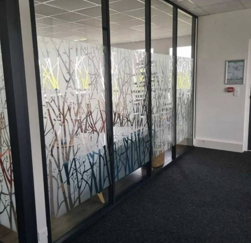 Fourniture et pose d’adhésifs décoratifs et d’intimité sur mesure pour cloisons vitrées de bureau à Marseille et dans les Bouches-du-Rhône