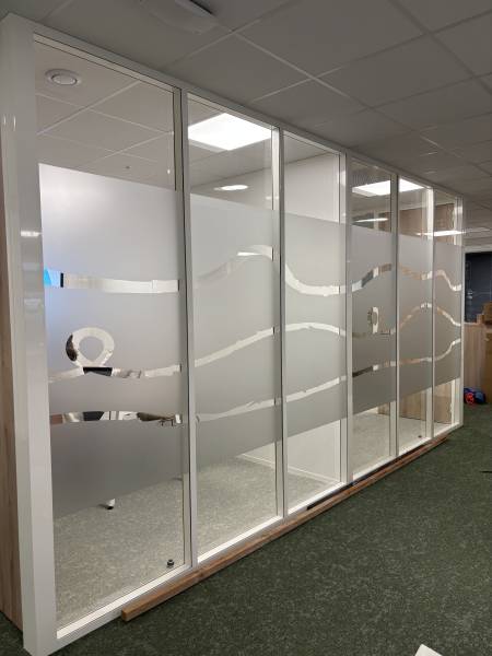 Entreprise pour fourniture et pose de vitrophanie sur mesure pour bureaux et commerces en PACA – Adhésifs décoratifs et films dépolis pour Véolia 