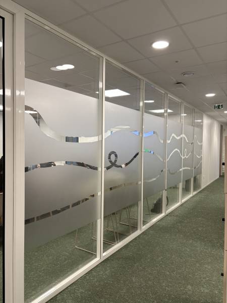 Entreprise pour fourniture et pose de vitrophanie sur mesure pour bureaux et commerces en PACA – Adhésifs décoratifs et films dépolis pour Véolia 