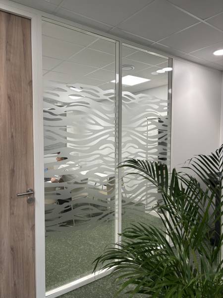 Entreprise pour fourniture et pose de vitrophanie sur mesure pour bureaux et commerces en PACA – Adhésifs décoratifs et films dépolis pour Véolia 