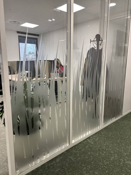 Entreprise pour fourniture et pose de vitrophanie sur mesure pour bureaux et commerces en PACA – Adhésifs décoratifs et films dépolis pour Véolia 