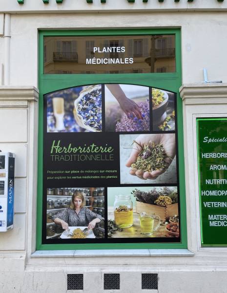 Adhésif pour vitres de cabines médicales et pharmacies – Film dépoli effet flou et covering imprimé – Fourniture et pose à Auriol et en Bouches-du-Rhône