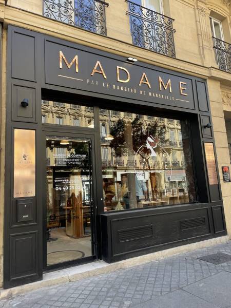 Nettoyage devanture commerciale et enseigne de magasin et boutique