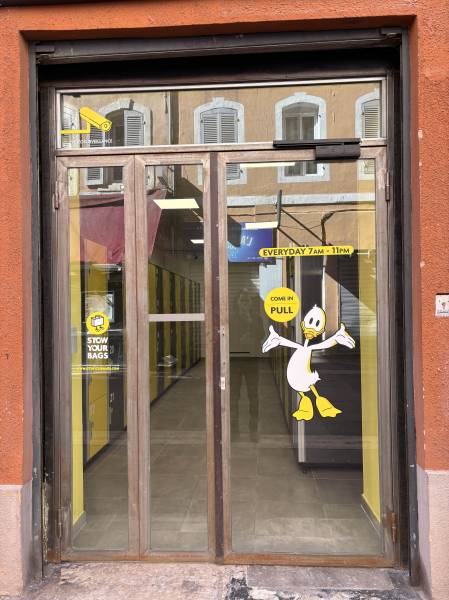 Installation d’une enseigne en caisson et lettres PVC au Vieux-Port de Marseille