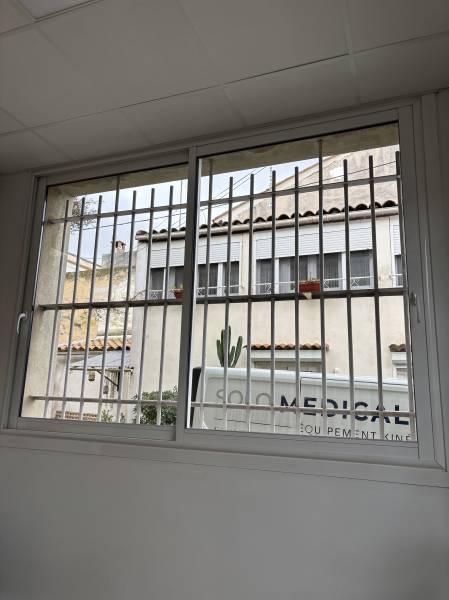 Installation de films adhésifs dépolis anti vis-à-vis  et logo en découpe pour un cabinet de kinésithérapie à Montolivet, Marseille (Bouches-du-Rhône)