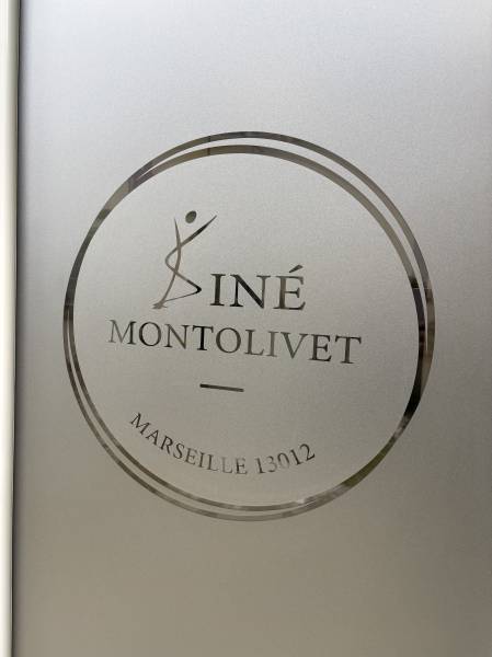 Installation de films adhésifs dépolis anti vis-à-vis  et logo en découpe pour un cabinet de kinésithérapie à Montolivet, Marseille (Bouches-du-Rhône)