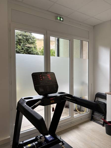 Installation de films adhésifs dépolis anti vis-à-vis  et logo en découpe pour un cabinet de kinésithérapie à Montolivet, Marseille (Bouches-du-Rhône)