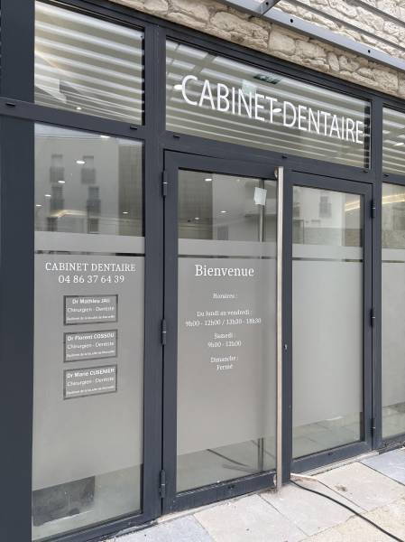 Installation de films adhésifs dépolis et signalétique pour un cabinet dentaire à Marseille Gignac-la-Nerthe