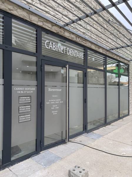 Installation de films adhésifs dépolis et signalétique pour un cabinet dentaire à Marseille Gignac-la-Nerthe