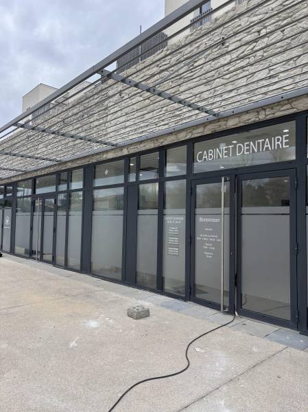 Installation de films adhésifs dépolis et signalétique pour un cabinet dentaire à Marseille Gignac-la-Nerthe