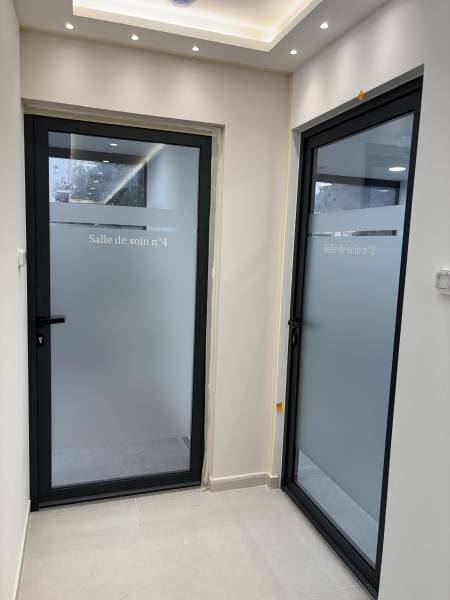 Installation de films adhésifs dépolis et signalétique pour un cabinet dentaire à Marseille Gignac-la-Nerthe